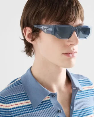 Gafas de sol con logotipo triangular