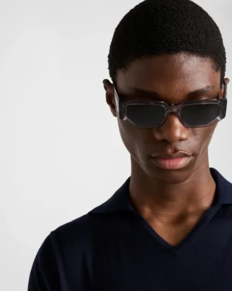 Gafas de sol con logotipo triangular