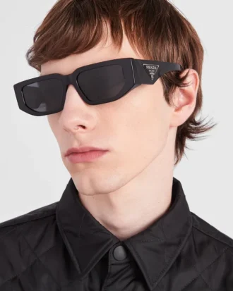 Gafas de sol con logotipo triangular
