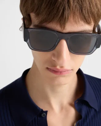 Gafas de sol con logotipo triangular