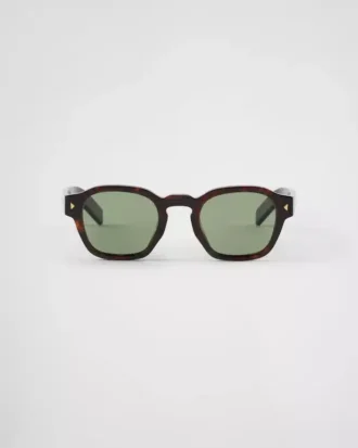 Gafas de sol con placa metálica icónica