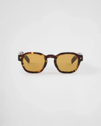Gafas de sol con placa metálica icónica