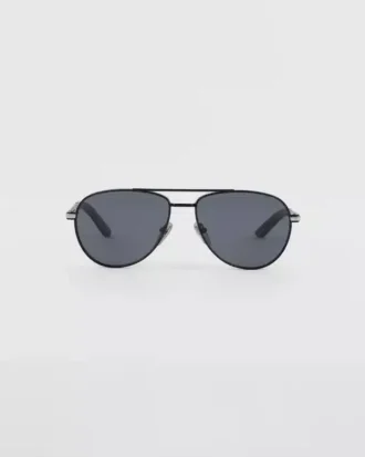 Gafas de sol con placa metálica icónica