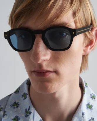 Gafas de sol con placa metálica icónica