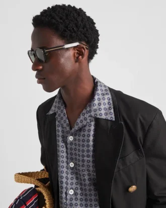 Gafas de sol con placa metálica icónica