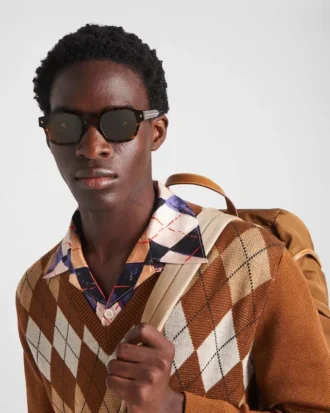 Gafas de sol con placa metálica icónica