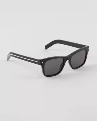 Gafas de sol con placa metálica icónica