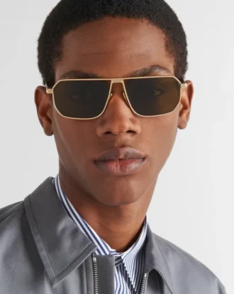 Gafas de sol con placa metálica icónica