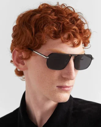 Gafas de sol con placa metálica icónica