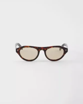 Gafas de sol Prada con la icónica placa metálica Gafas de sol Prada con la icónica placa metálica