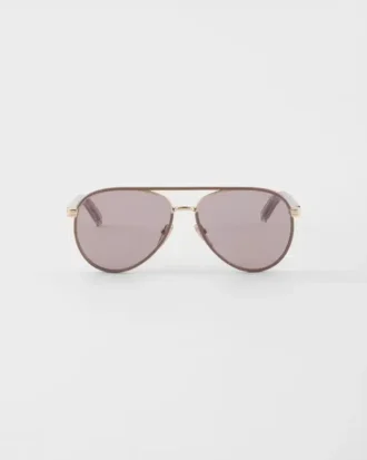 Gafas de sol Prada con la icónica placa metálica Gafas de sol Prada con la icónica placa metálica