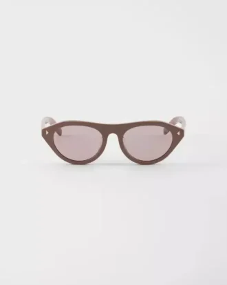Gafas de sol Prada con la icónica placa metálica
