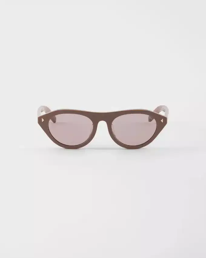 Gafas de sol Prada con la icónica placa metálica Gafas de sol Prada con la icónica placa metálica