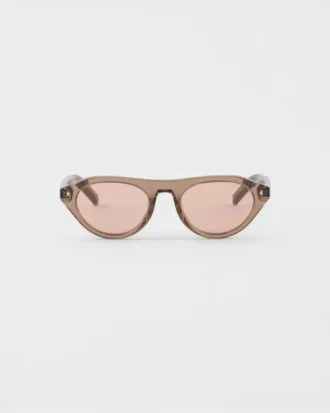 Gafas de sol Prada con la icónica placa metálica Gafas de sol Prada con la icónica placa metálica