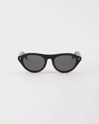 Gafas de sol Prada con la icónica placa metálica Gafas de sol Prada con la icónica placa metálica