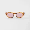 Gafas de sol Prada con la icónica placa metálica Gafas de sol Prada con la icónica placa metálica
