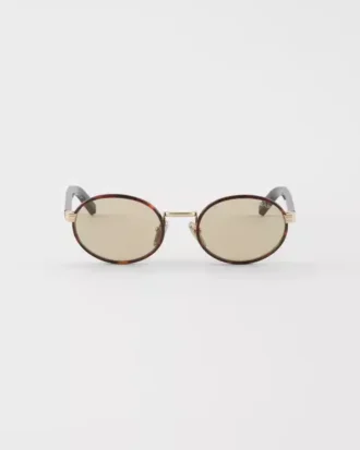 Gafas de sol Prada con la icónica placa metálica Gafas de sol Prada con la icónica placa metálica