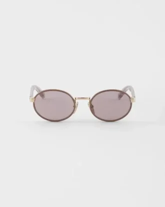 Gafas de sol Prada con la icónica placa metálica Gafas de sol Prada con la icónica placa metálica