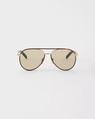 Gafas de sol Prada con la icónica placa metálica Gafas de sol Prada con la icónica placa metálica