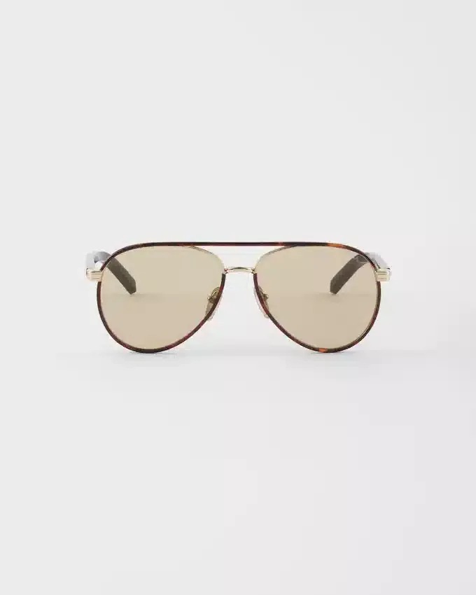 Gafas de sol Prada con la icónica placa metálica Gafas de sol Prada con la icónica placa metálica