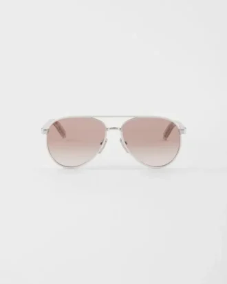 Gafas de sol Prada con la icónica placa metálica Gafas de sol Prada con la icónica placa metálica