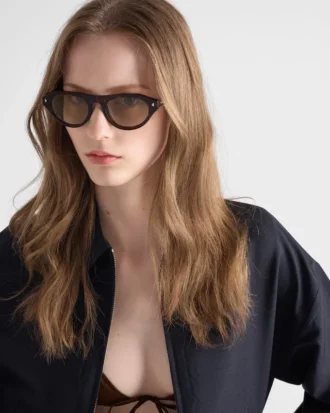 Gafas de sol Prada con la icónica placa metálica Gafas de sol Prada con la icónica placa metálica