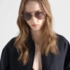 Gafas de sol Prada con la icónica placa metálica Gafas de sol Prada con la icónica placa metálica