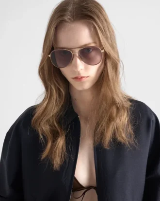 Gafas de sol Prada con la icónica placa metálica Gafas de sol Prada con la icónica placa metálica