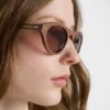 Gafas de sol Prada con la icónica placa metálica Gafas de sol Prada con la icónica placa metálica