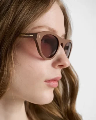 Gafas de sol Prada con la icónica placa metálica