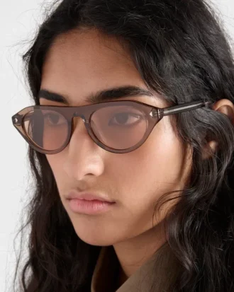 Gafas de sol Prada con la icónica placa metálica Gafas de sol Prada con la icónica placa metálica