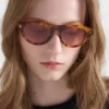 Gafas de sol Prada con la icónica placa metálica Gafas de sol Prada con la icónica placa metálica