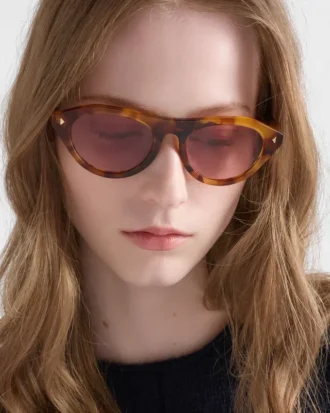 Gafas de sol Prada con la icónica placa metálica Gafas de sol Prada con la icónica placa metálica