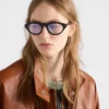 Gafas de sol Prada con la icónica placa metálica Gafas de sol Prada con la icónica placa metálica