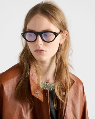 Gafas de sol Prada con la icónica placa metálica Gafas de sol Prada con la icónica placa metálica