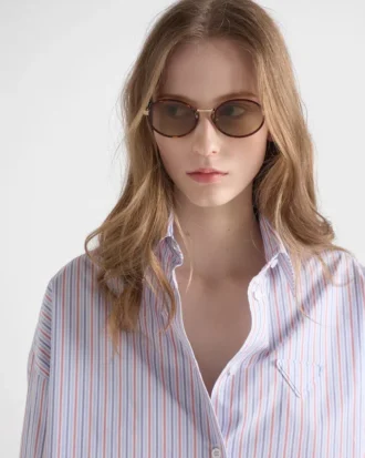 Gafas de sol Prada con la icónica placa metálica Gafas de sol Prada con la icónica placa metálica