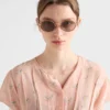 Gafas de sol Prada con la icónica placa metálica Gafas de sol Prada con la icónica placa metálica