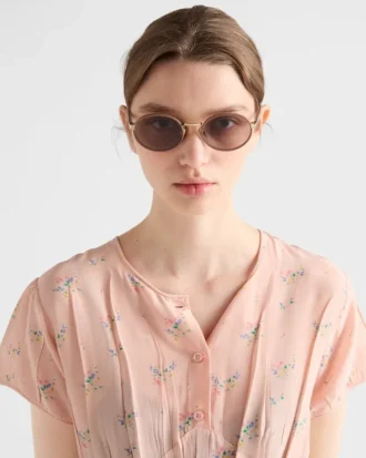 Gafas de sol Prada con la icónica placa metálica Gafas de sol Prada con la icónica placa metálica