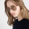 Gafas de sol Prada con la icónica placa metálica Gafas de sol Prada con la icónica placa metálica