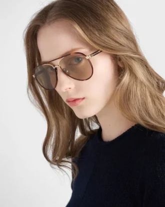 Gafas de sol Prada con la icónica placa metálica Gafas de sol Prada con la icónica placa metálica