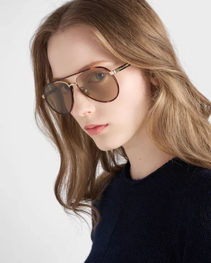 Gafas de sol Prada con la icónica placa metálica Gafas de sol Prada con la icónica placa metálica