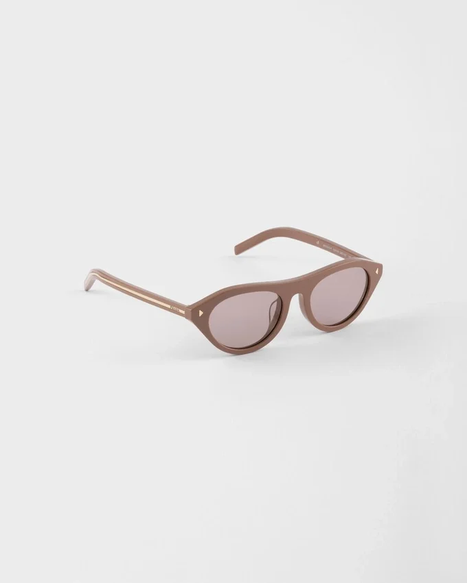 Gafas de sol Prada con la icónica placa metálica Gafas de sol Prada con la icónica placa metálica