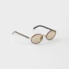 Gafas de sol Prada con la icónica placa metálica Gafas de sol Prada con la icónica placa metálica