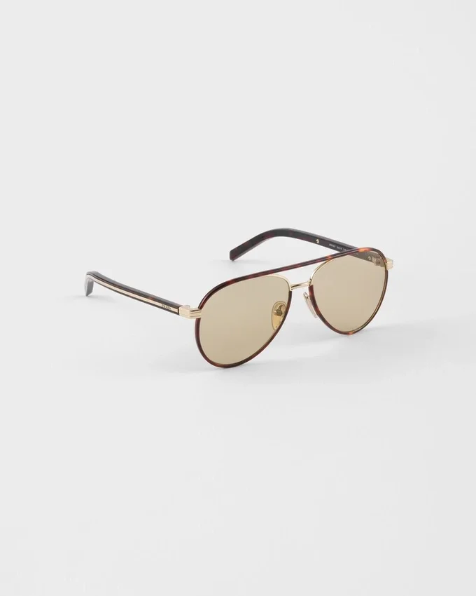 Gafas de sol Prada con la icónica placa metálica Gafas de sol Prada con la icónica placa metálica