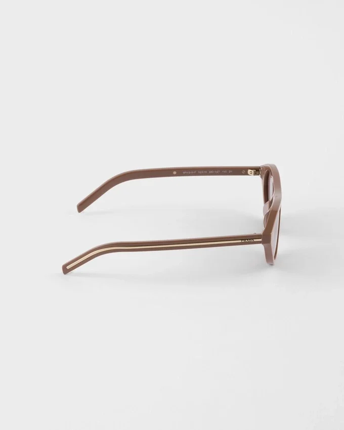 Gafas de sol Prada con la icónica placa metálica Gafas de sol Prada con la icónica placa metálica