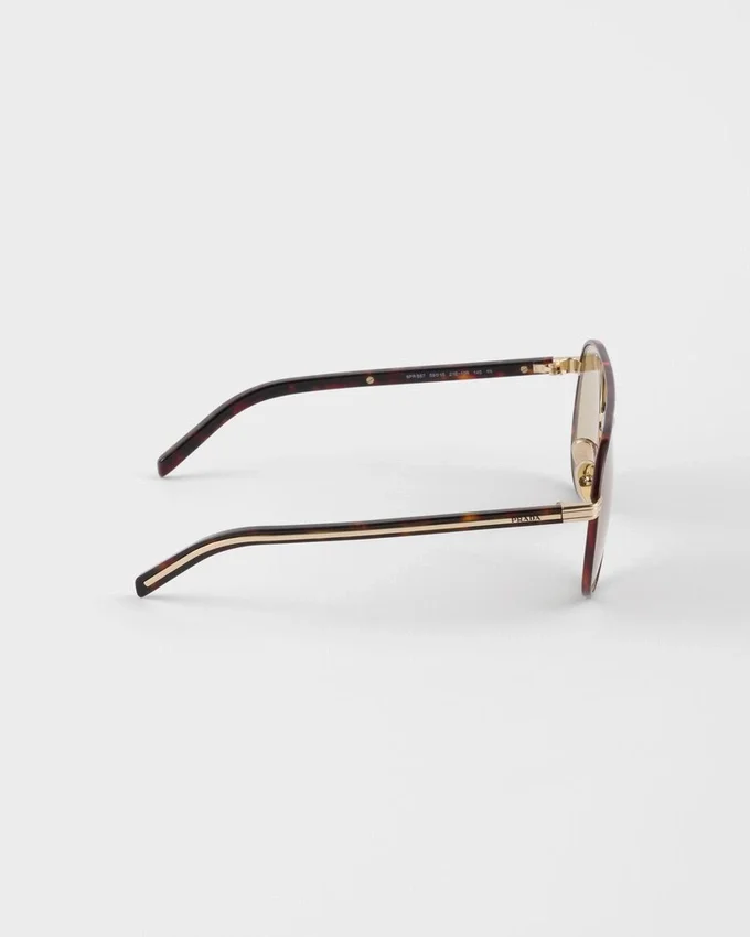 Gafas de sol Prada con la icónica placa metálica Gafas de sol Prada con la icónica placa metálica