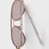Gafas de sol Prada con la icónica placa metálica Gafas de sol Prada con la icónica placa metálica