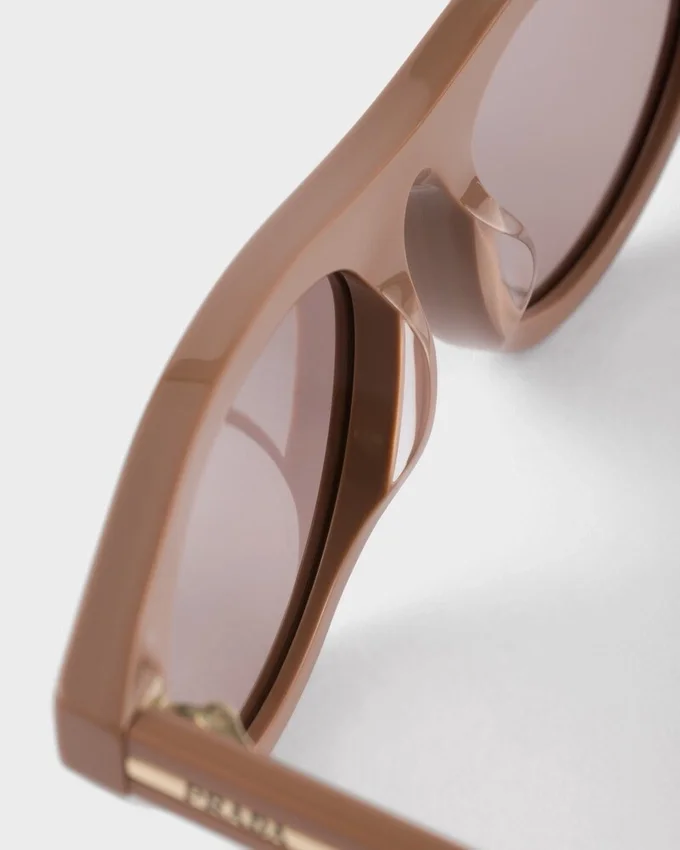 Gafas de sol Prada con la icónica placa metálica Gafas de sol Prada con la icónica placa metálica