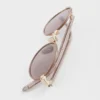Gafas de sol Prada con la icónica placa metálica Gafas de sol Prada con la icónica placa metálica