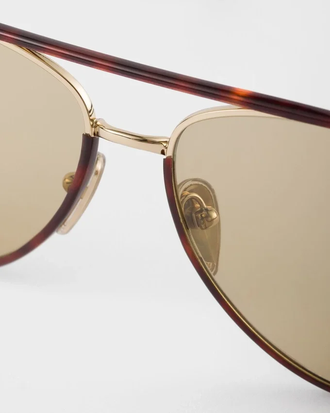 Gafas de sol Prada con la icónica placa metálica Gafas de sol Prada con la icónica placa metálica